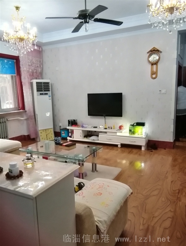 水利局家屬院1樓,127平,實(shí)際140平,層高3米,三室兩廳,三臥朝陽,