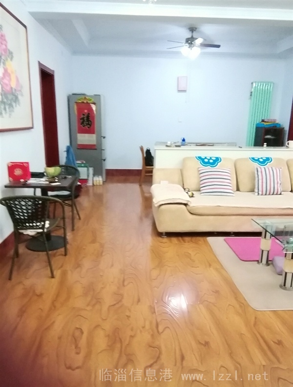 水利局家屬院1樓,127平,實(shí)際140平,層高3米,三室兩廳,三臥朝陽,