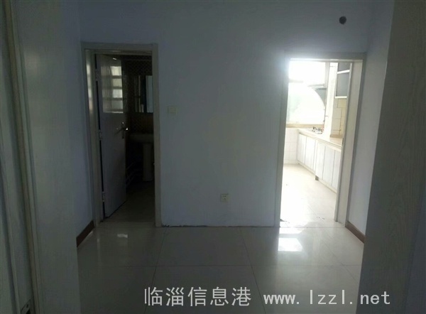 文馨苑1樓,62平米,三室一廳,中等裝修,帶地上儲(chǔ)藏室,帶院50平米,證全,59.8萬(wàn)包稅