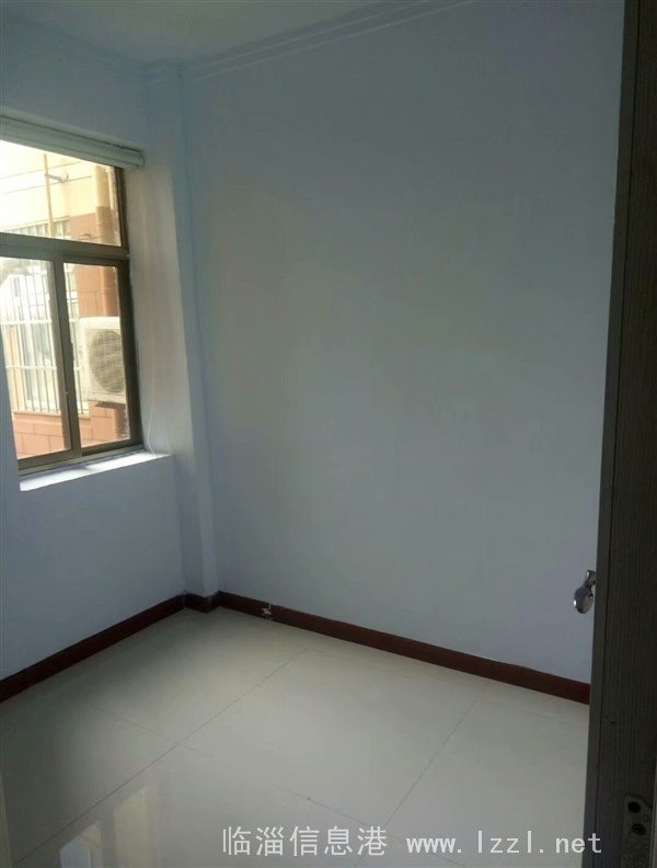 文馨苑1樓,62平米,三室一廳,中等裝修,帶地上儲(chǔ)藏室,帶院50平米,證全,59.8萬(wàn)包稅