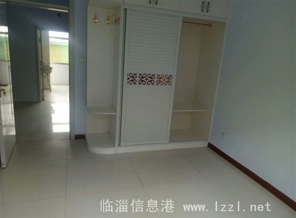 文馨苑1樓,62平米,三室一廳,中等裝修,帶地上儲(chǔ)藏室,帶院50平米,證全,59.8萬(wàn)包稅