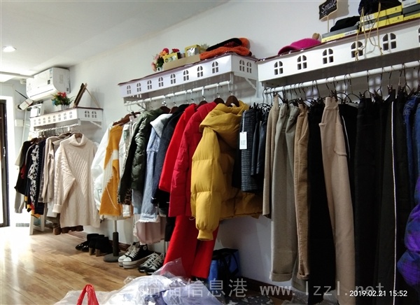 營(yíng)業(yè)中服裝店轉(zhuǎn)讓，位置好，價(jià)格低