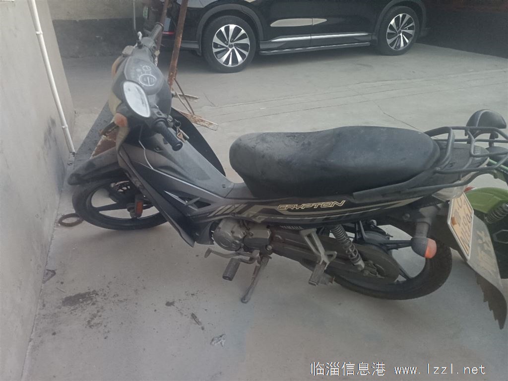 摩托車轉讓，九成新，雅馬哈110，彎梁摩托車，黑色，行駛2多一點公里，在家放著好幾年了